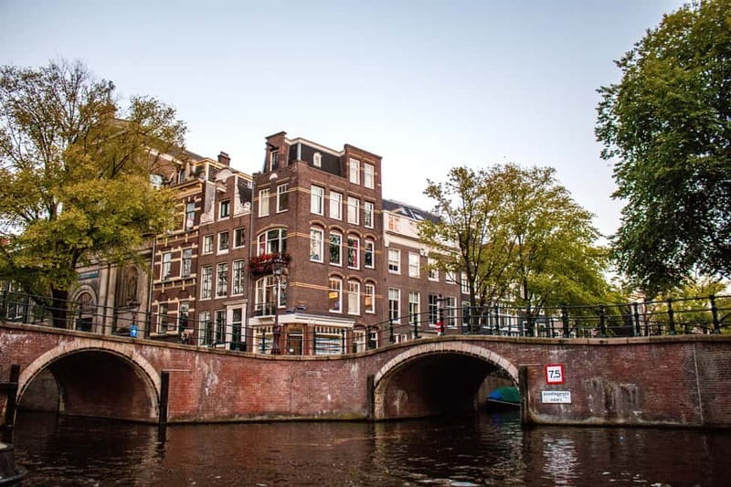 Amsterdam: Original Pizza Dinner Cruise + Unlimited Drinks - Is it worth $39? The value math for pizza + canals