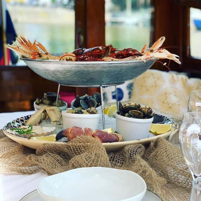 Amsterdam: Private Dinner Cruise (4pers) with Guide - The onboard dinner: what a 2-course meal actually gives you