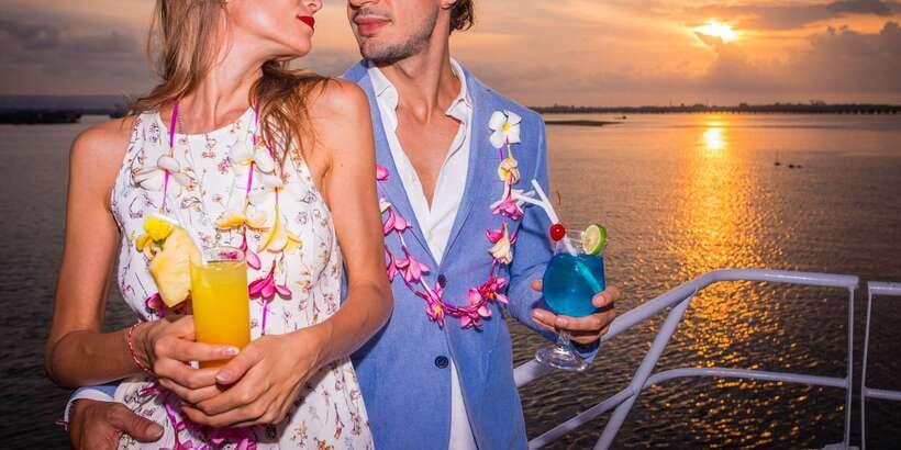 Bali/Benoa: Sunset Dinner Cruise with Show and Live Music - Benoa Bay Welcome: Canapés, a Welcome Drink, and First Coastal Views
