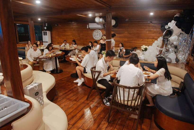 Bali Phinisi Cruise: Sunset Dinner with Live Music & Buffet - Comfort and On-Board Setup: Air-Conditioning, Restrooms, and Sound