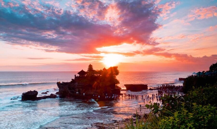 Bali : Tanah Lot Temple Tour with Sunset Dinner - Tanah Lot at sunset: the rocky-island scene and how to handle weather