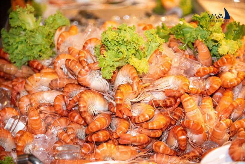Bangkok: Noah 6 Stars Luxury Chaophraya River Dinner Cruise - Chao Phraya Night Route: What You’ll See Between Bridges and Temples