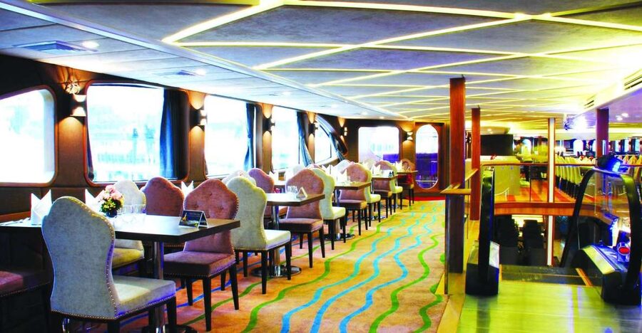 Bangkok: Wonderful Pearl Dinner Cruise at River City Pier - Onboard atmosphere: live band music plus classic Thai dance