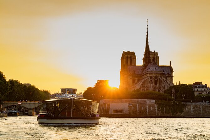 Bateaux Mouches Special Marriage Proposal Dinner Cruise in Paris - Photographer on board: plan for the moment, not just the camera