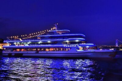 Bosphorus Dinner Cruise with Turkish Music and Live Performances - Your Night Route: Bosphorus Bridge, Ortaköy, Dolmabahçe, and Üsküdar