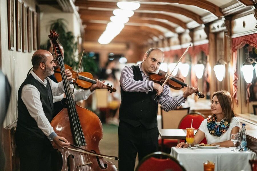 Budapest: Dinner Cruise with Live Music and Folk Dance Show - The Hungarian buffet dinner: what you’ll actually eat