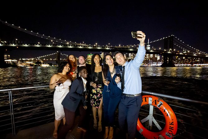 City Cruises New York: Bateaux Premier Dinner Cruise - Live music and service: the mood, the noise, and the kind of attention you get