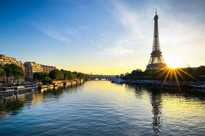 Early evening Dinner Cruise with drinks by Bateaux Parisiens - Food and drinks: French menu, wine, and the rhythm of the meal