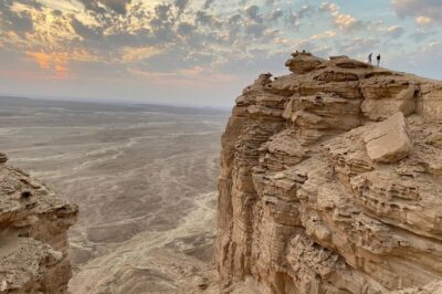 Edge of the World with 4x4 vehicles, sunset Dinner and stargazing - The clifftop hike: walking to sunset views without guessing
