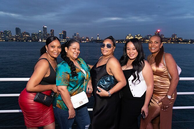 New York City Skyline Dinner Cruise - Dinner on board: buffet or plated, and how to eat without stress