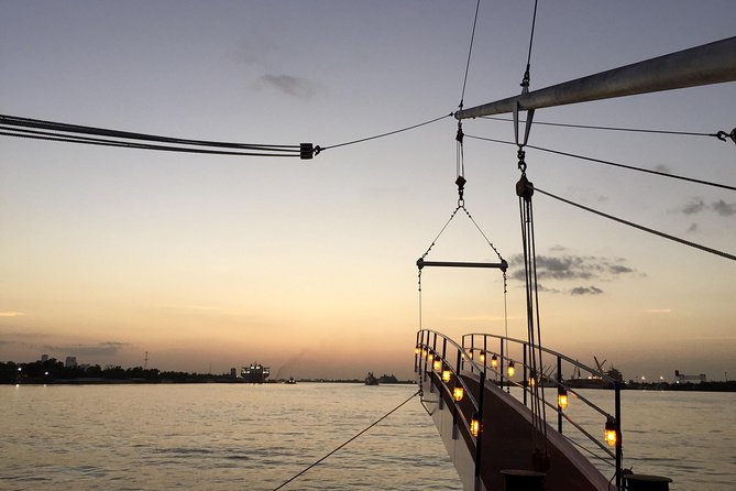 Paddlewheeler Creole Queen Jazz Dinner Cruise in New Orleans - Cruising on the Mississippi: Views, Bridges, and That Night Air