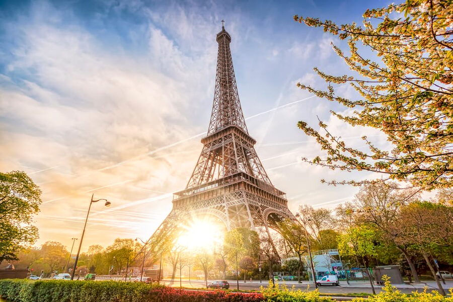 Paris: Eiffel Tower Dinner Cruise with a Moulin Rouge Show - Should you book this Eiffel Tower + Seine dinner + Moulin Rouge night?