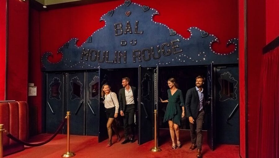 Paris: Eiffel Tower Dinner Cruise with a Moulin Rouge Show - Meeting guides, language support, and why the handoffs work