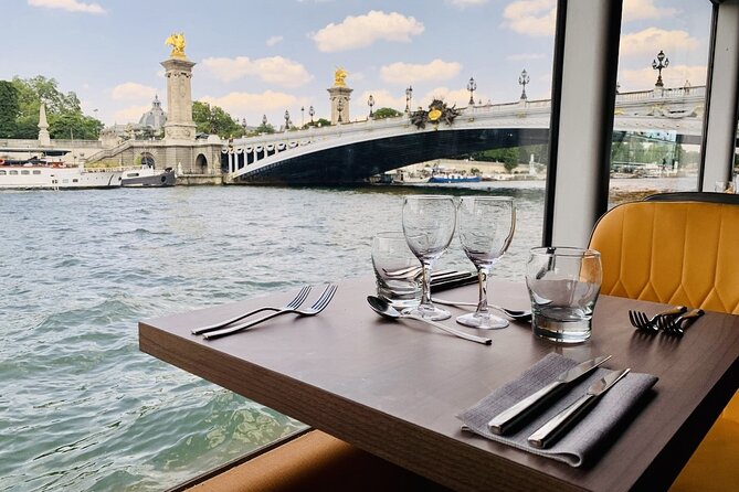 Paris Seine River dinner cruise from Alexandre III bridge - Key things to know before you go