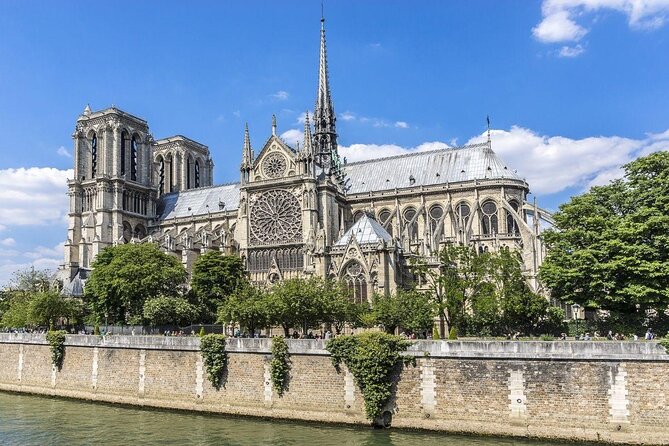 Paris Seine River Dinner Cruise with Champagne and Window Seating - Key highlights to notice before you go