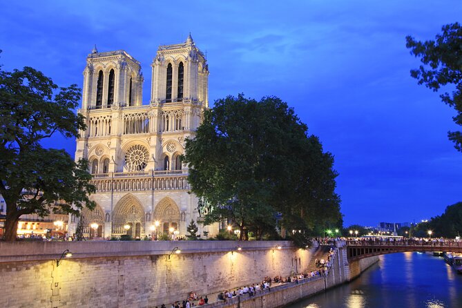 Paris Seine River Dinner Cruise with Champagne and Window Seating - Statue of Liberty and a Paris night curve you can’t walk