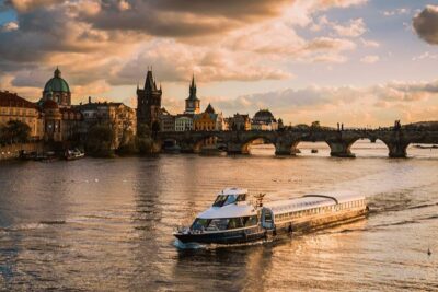 Prague Boats 3-hour Dinner Cruise - Meeting at Dvořákovo nábř. 901/6: how to start the night smoothly