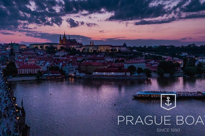Prague Boats 3-hours Crystal Dinner Cruise - Live Music and Atmosphere: Fun When It’s Good, Annoying When It Isn’t