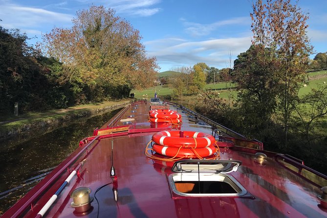 Roast Dinner Cruise - A route shaped by history: 1774 canal buildings and cranes