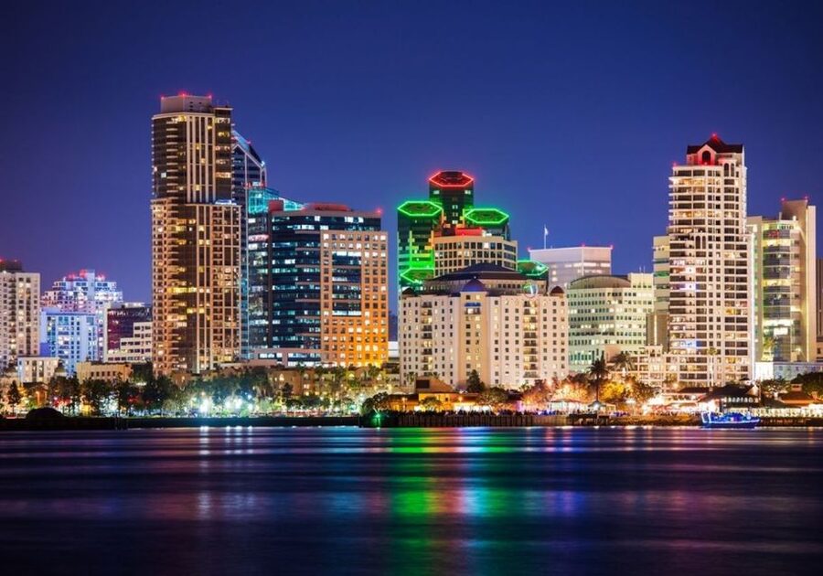 San Diego: New Year's Eve Gourmet Brunch or Dinner Cruise - Choose brunch or dinner: what the meal experience feels like