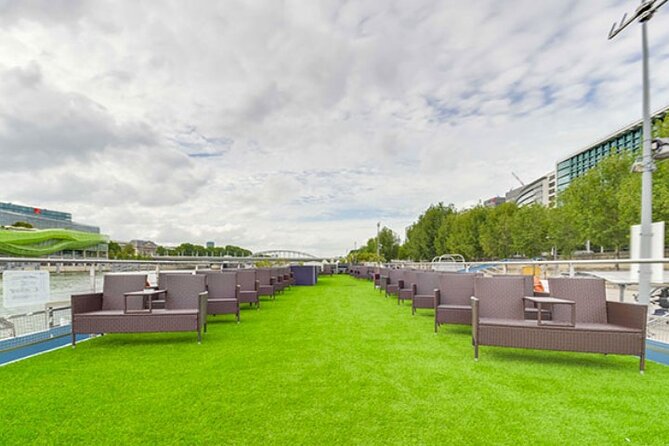 Seine River Dinner Cruise with Live Singer by VIP Yacht de Paris - Port de la Rapée: getting on the boat without losing an hour