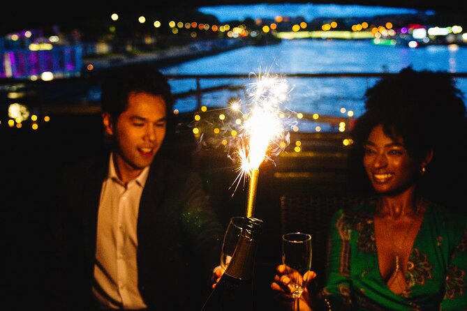 Seine River Dinner Cruise with Live Singer by VIP Yacht de Paris - Service strengths and the attention you should (and shouldn’t) expect