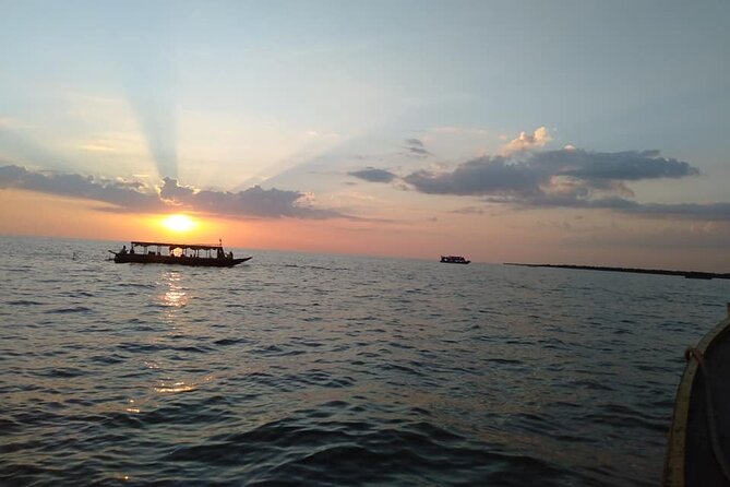 Sunset Dinner and drinks includes a Floating Village cruise tour. - The sunset view: how rain and water levels change the evening