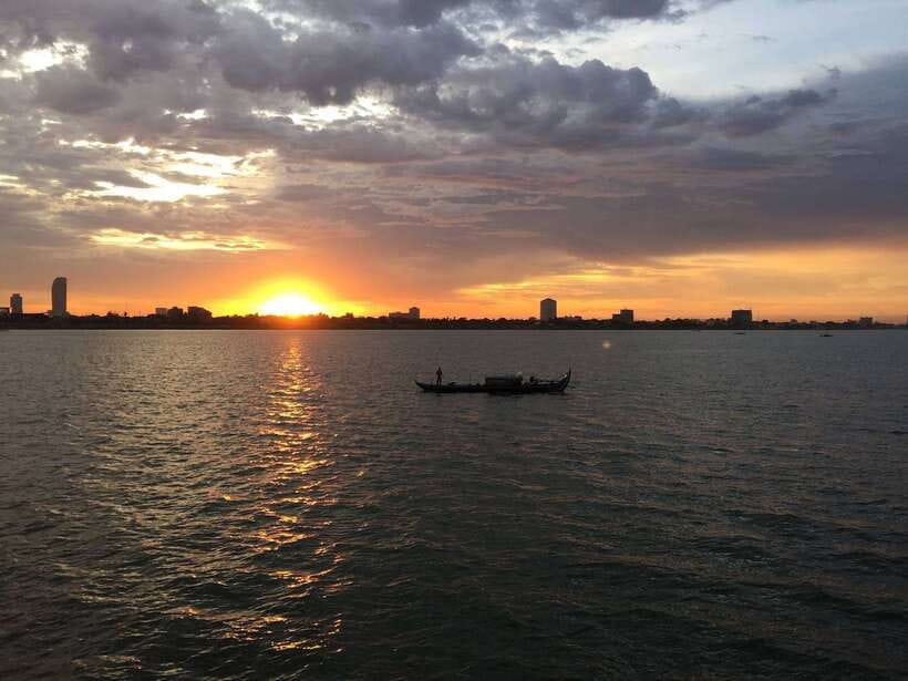Sunset Dinner Tour: Tonle Sap Lake Floating Village - Crocodile and Fish Farm Stop: What You Learn and What to Consider