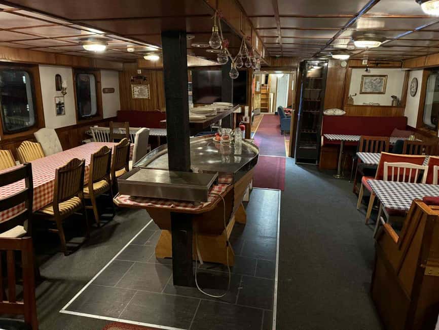 Tromsø: Evening dinner cruise with possible northern lights - Wildlife sightings: small bonuses when the sky cooperates